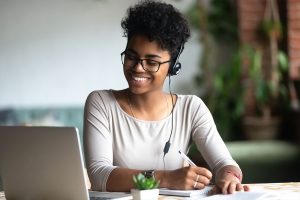 Jeune adulte en visioformation avec un ordinateur portable