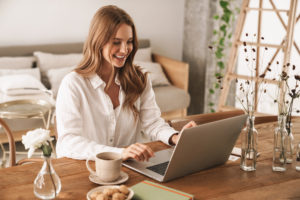 Jeune femme en formation à distance en télétravail