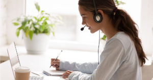 Jeune femme en formation à distance