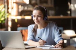 Femme en télétravail en formation à distance