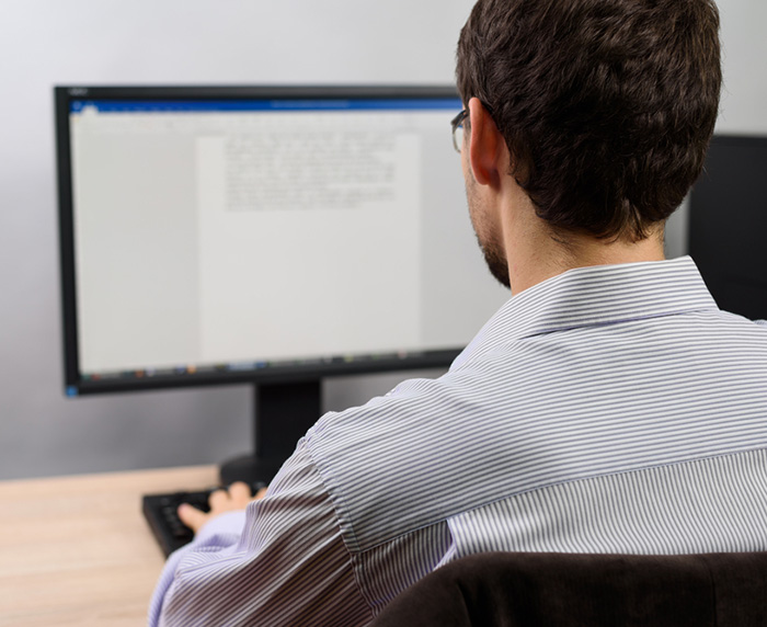 Homme qui utilise word