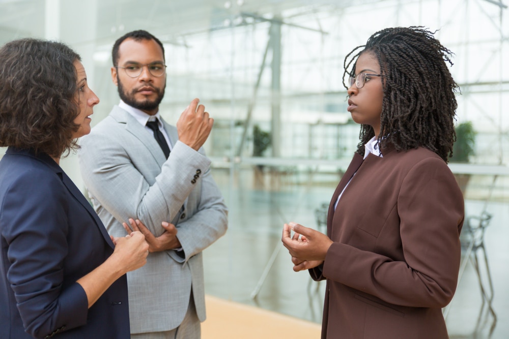 Décoder la communication non-verbale avec précision.