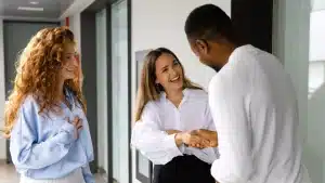 Jeunes leaders qui se serrent la main