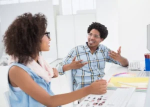 Conversation professionnelle entre deux personnes