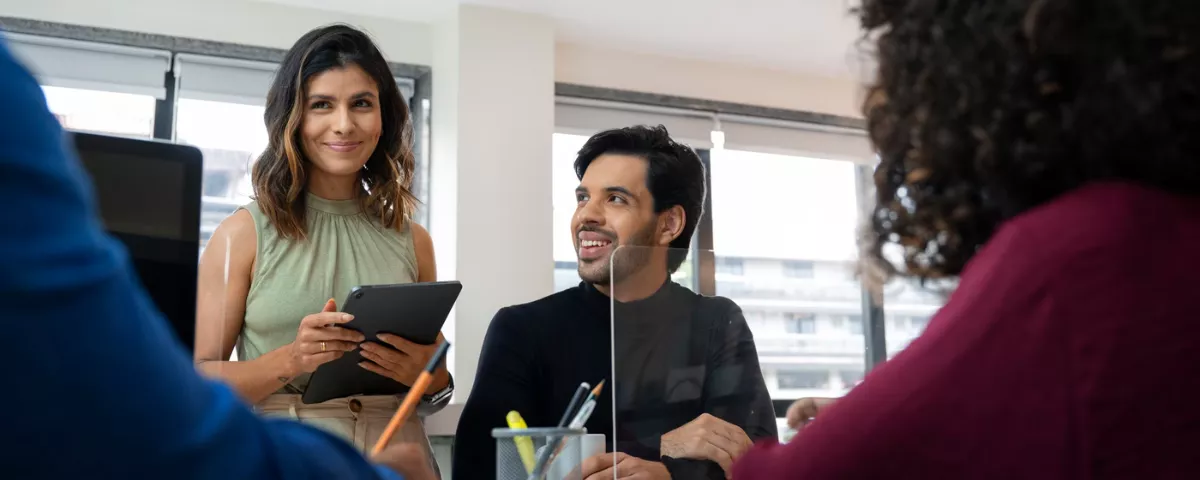 Échange professionnel dynamique entre collègues pour souligner l'importance des compétences linguistiques et de la communication en espagnol.