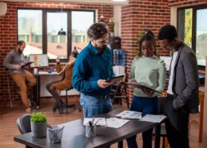 Brainstorming d'une équipe jeune sur l'intelligence artificielle