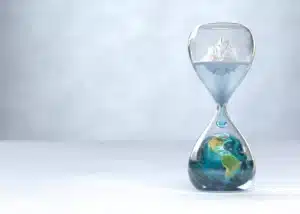 Planète terre dans une horloge en sable
