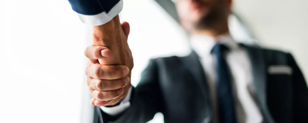 Homme d'affaire concluant une négociation