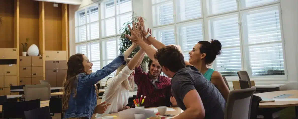 Célébration d'une équipe sur l'avancement de leur projet