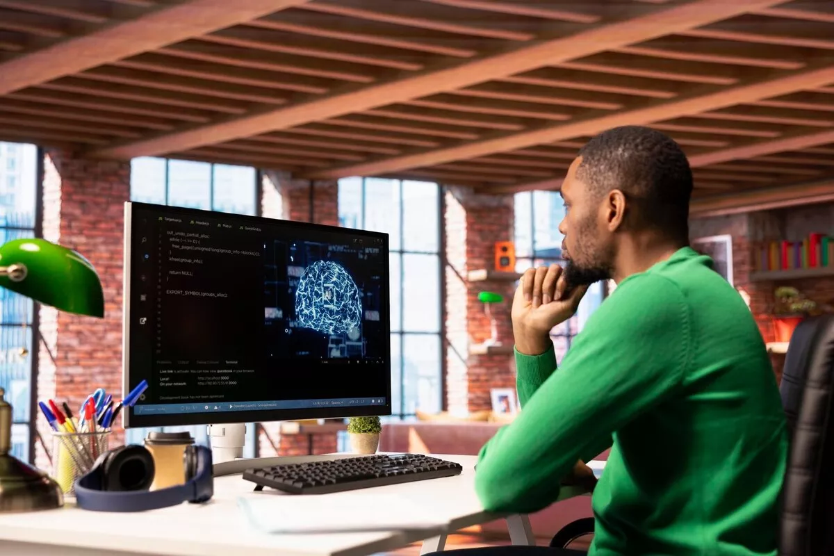 Jeune homme travaillant sur l'intelligence artificielle