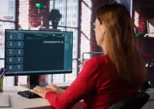 Jeune femme en interaction avec l'intelligence artificielle au bureau