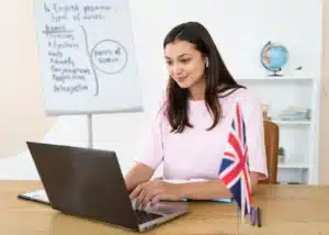 Manager animant une réunion en anglais en distanciel, illustrant la maîtrise linguistique nécessaire pour le management hybride.
