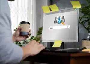 Recruteur utilisant l'intelligence artificielle pour filtrer et sélectionner des candidats via une interface de recherche d'emploi dédiée.