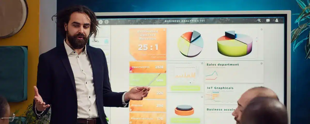 Un professionnel présentant une diapositive PowerPoint dynamique et analytique générée par IA devant son équipe.