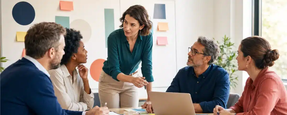 Une équipe de professionnels en réunion collaborative, illustrant les soft skills face à l'IA.
