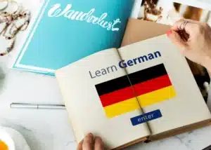 Manuel de cours d'allemand avec le drapeau d'Allemagne pour illustrer la formation linguistique en entreprise.