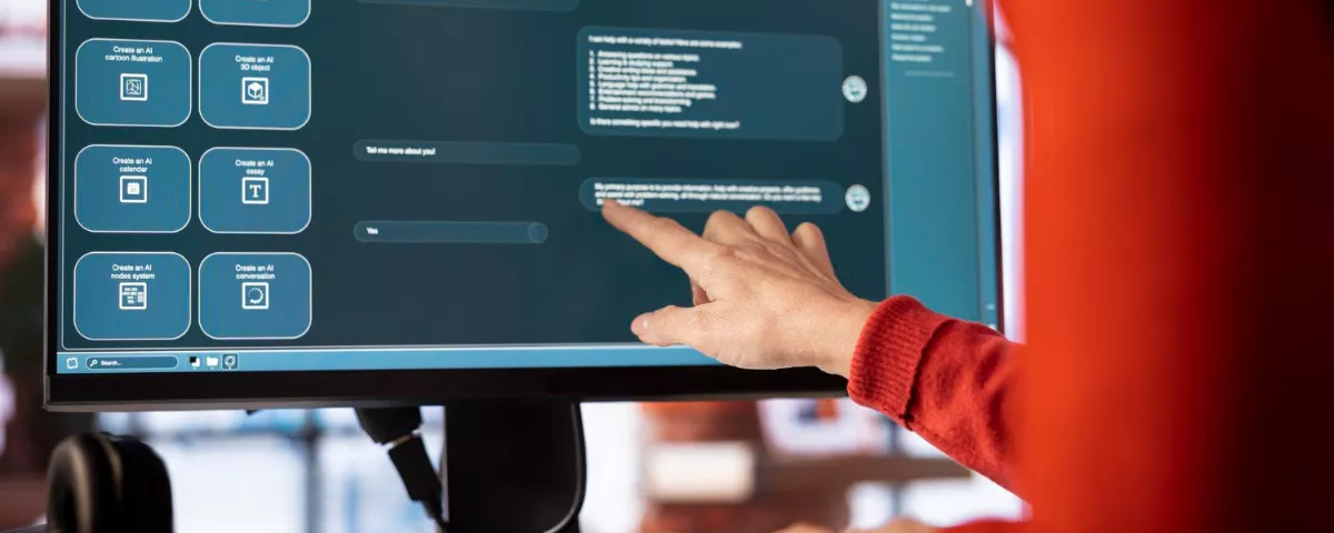 Utilisateur testant des techniques de prompt engineering sur une interface d'intelligence artificielle