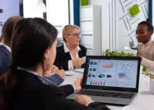 Salariés en formation sur l'utilisation responsable de l'intelligence artificielle dans le cadre de l'AI Act.