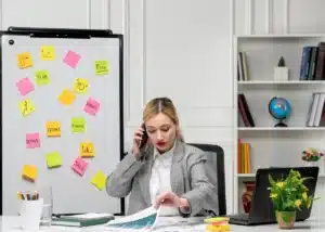 Femme professionnelle organisant ses priorités au travail avec tableau de planification et post-it