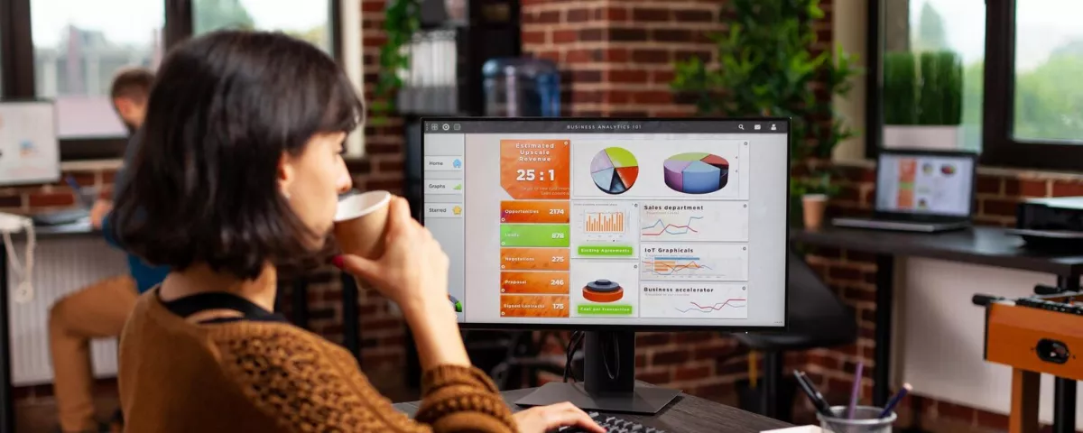 Experte en data visualisation consultant des indicateurs clés de performance et des graphiques interactifs.