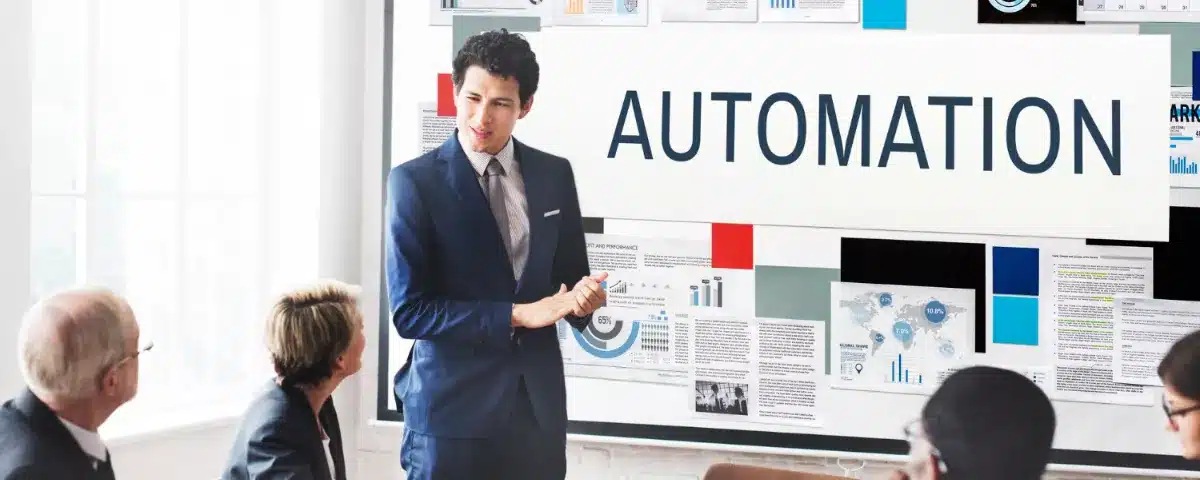Présentation sur l'automatisation des processus et la productivité lors d'une réunion d'entreprise