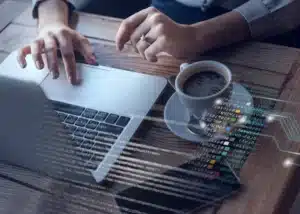Développeur travaillant sur ordinateur portable avec incrustations de code et d'intelligence artificielle en 2026