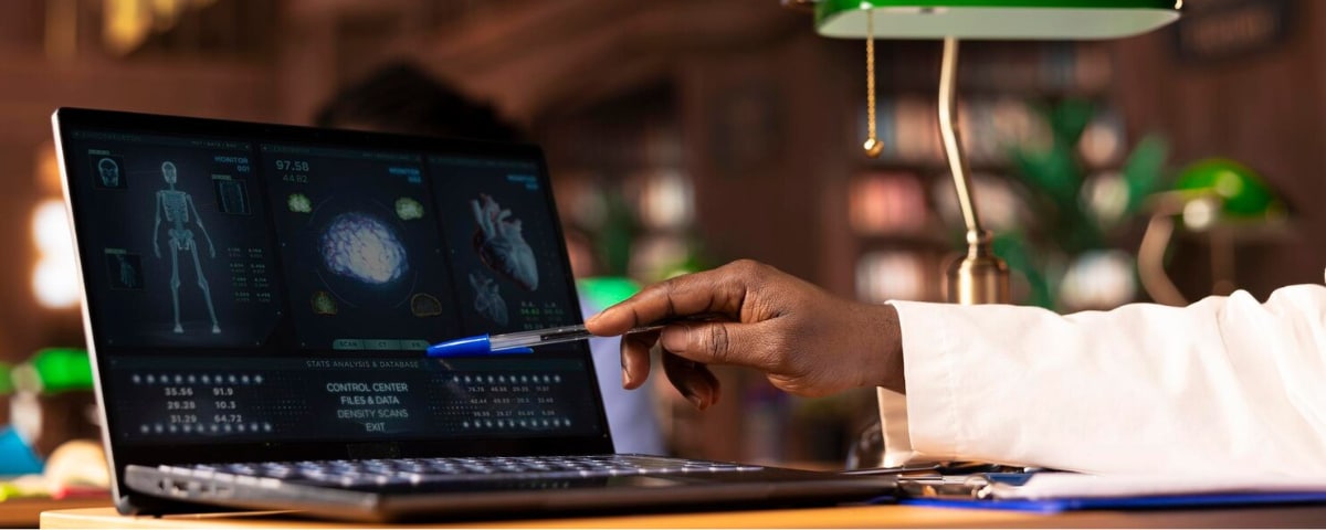 Médecin analysant des données d'intelligence artificielle médicale et scanners cérébraux sur ordinateur