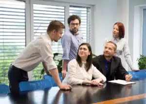 Collaboration d'une équipe d'entreprise discutant d'une stratégie de prise de décision sous pression
