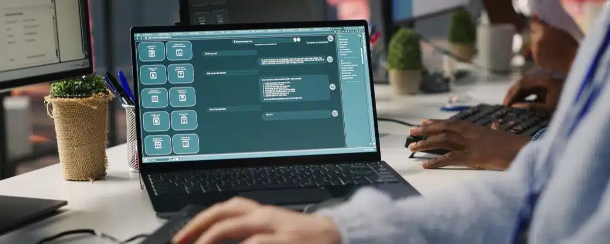 Professionnel en entreprise utilisant un outil d'intelligence artificielle sur ordinateur portable