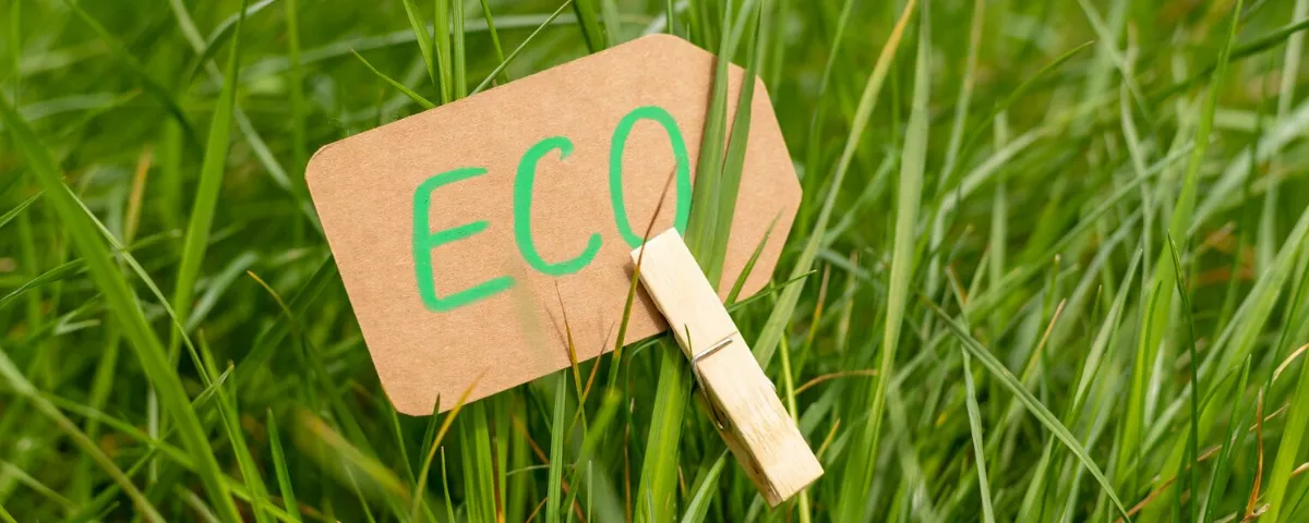 Étiquette écologique ECO sur herbe verte, symbole du cadre juridique entourant la communication écoresponsable et l'affichage environnemental.