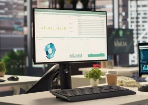 Poste de travail moderne avec un moniteur présentant des graphiques de pilotage pour solutions d'automatisation de processus de gestion.