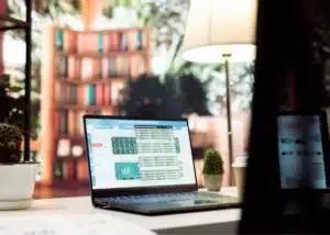 Écran d'ordinateur présentant une interface de gestion de données B2B et des statistiques d'entreprise automatisées.