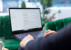 Utilisation d'un assistant textuel par IA sur écran d'ordinateur portable pour la rédaction et l'amélioration de contenus.
