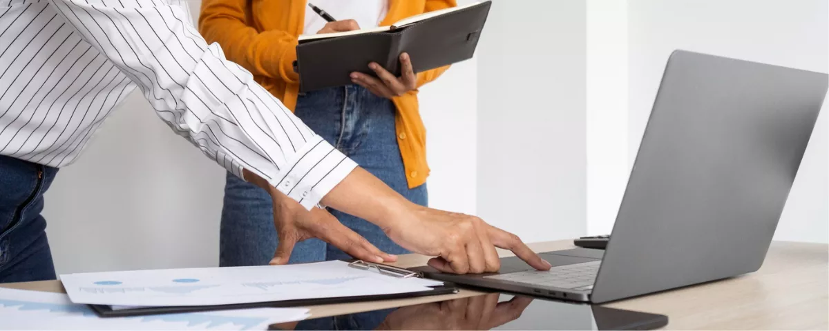 Collaboration de professionnels en espace de travail optimisant du contenu textuel sur ordinateur.