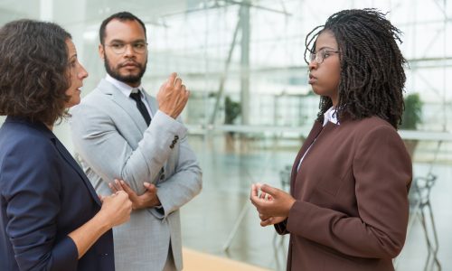 Décoder la communication non-verbale avec précision.